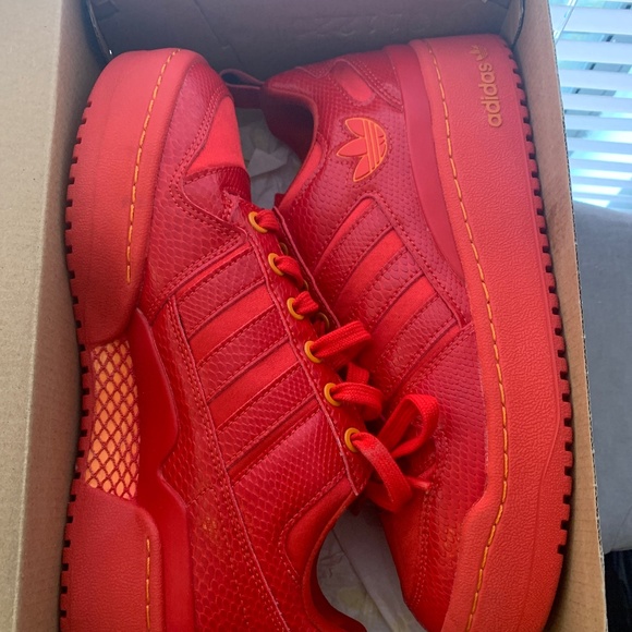 Adidas - Picture 1 of 4